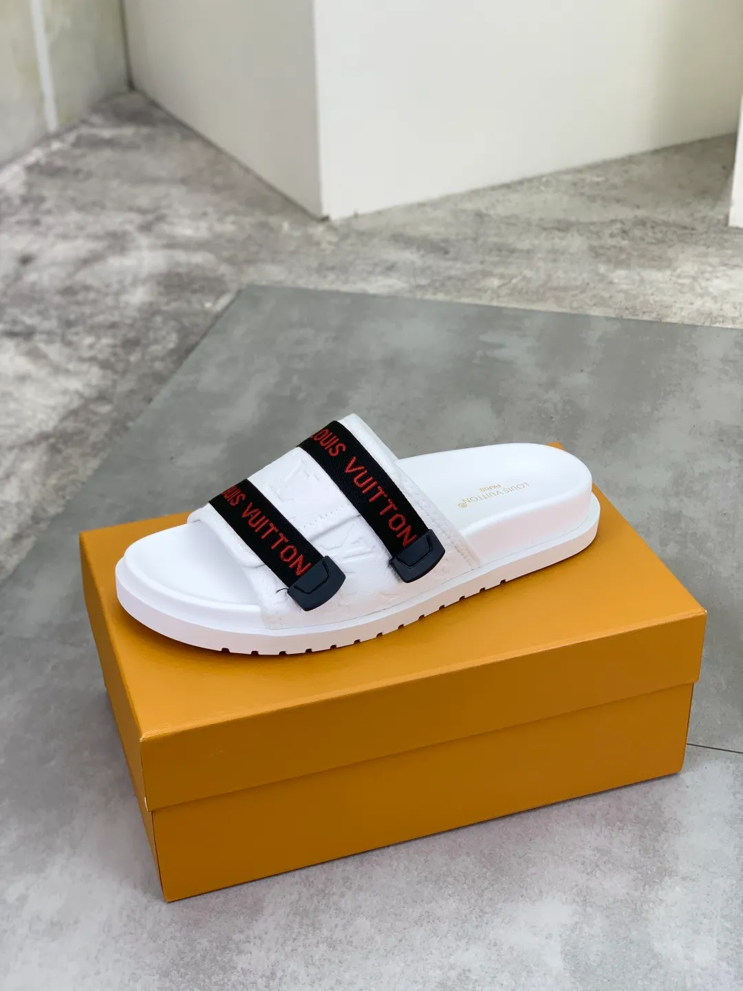 Men's shoes 💰P320💰【New style】🆘 Original quality 【LOUIS VUITTON】The popular Louis Vuitton LV men's slippers on the official website are on sale simultaneously! Original fabric imported from Italy, original factory special supply, code number: 38-44 (45 customized), many colors available